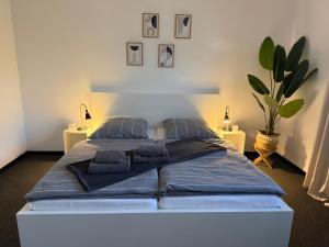 a bedroom with a large bed with blue sheets and pillows at Renovierte Doppelhaushälfte in bester Lage in Bottrop