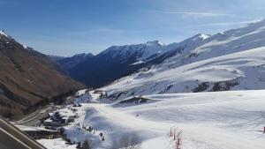 a view of a snow covered mountain with a ski slope at Appartement station Piau-Engaly in Aragnouet