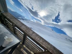 a balcony with a view of a snow covered mountain at Appartement station Piau-Engaly in Aragnouet
