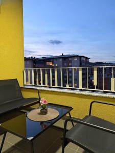 a balcony with a table and chairs on a balcony at ENA Lux in Novi Pazar