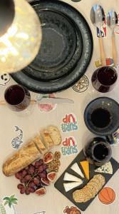 a table with a plate of food and glasses of wine at MEERBLICKBUTZE by BUTZENFLOTTE Grömitz - Sitzfenster & Meerblick in Grömitz +25 photos