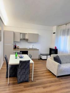 a living room with a table and a couch at Chianciano Lettings -Room and Apartments- in Chianciano Terme
