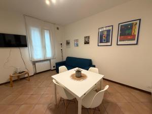 ein Wohnzimmer mit einem weißen Tisch und einem blauen Sofa in der Unterkunft Andreini20 in Padua