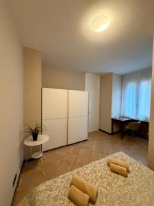 ein Schlafzimmer mit einem Bett und zwei Kissen darauf in der Unterkunft Andreini20 in Padua + 3 Fotos