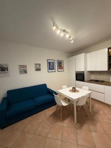 ein Wohnzimmer mit einem blauen Sofa und einem Tisch in der Unterkunft Andreini20 in Padua