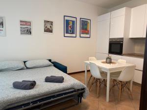 ein Schlafzimmer mit einem Bett und einem Tisch mit Stühlen in der Unterkunft Andreini20 in Padua