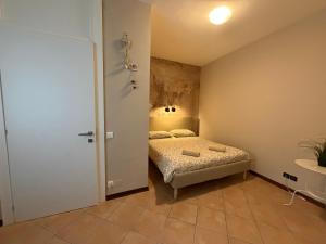 ein kleines Schlafzimmer mit Bett und Badezimmer in der Unterkunft Andreini20 in Padua