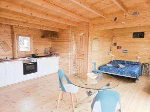 a kitchen and a living room with a table and chairs at Nido de mar & Nido de Paola in Mazo