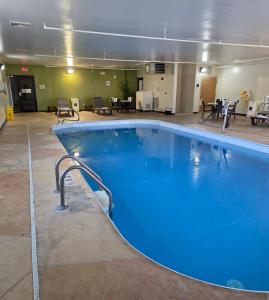 a large swimming pool in a hotel room at Austinburg Hotel in Austinburg