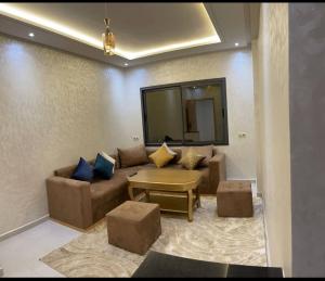 a living room with a couch and a tv at Apparemment in Agadir
