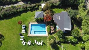 an overhead view of a house with a swimming pool at Cabaña Castaño in Villarrica