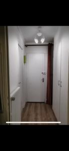 a hallway with a white door in a room at Studio cosy in Boutx