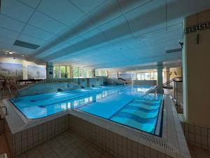 a large swimming pool in a large building at Ferienwohnung Ulbricht mit aktivCARD in Sankt Englmar