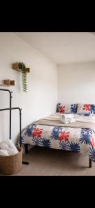 a bedroom with a bed with blue and red flowers at Studio Central Confortable-Entièrement Équipé in Villeneuve-Saint-Georges