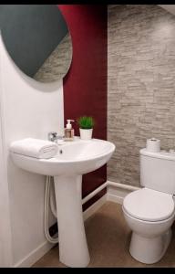 a bathroom with a white sink and a toilet at Studio Central Confortable-Entièrement Équipé in Villeneuve-Saint-Georges