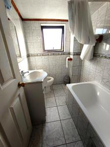 a bathroom with a tub and a toilet and a sink at Departamento Lido Central in El Cerrillo