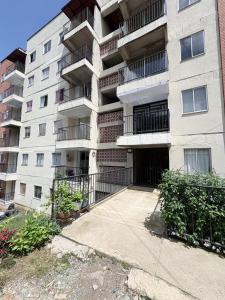 an apartment building with a parking lot in front of it at Apartamento elegante en el Centro in Cocorná