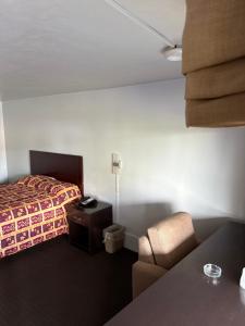 a hotel room with a bed and a chair at Hollywood Motel in Middletown +10 photos