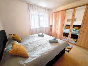 ein Schlafzimmer mit einem Bett und zwei Kissen darauf in der Unterkunft Feriennest Faust in Altenmarkt an der Alz