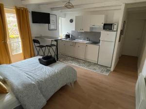 a room with a kitchen and a bed in it at Studio spacieux et calme - Parking facile in La Rochefoucauld