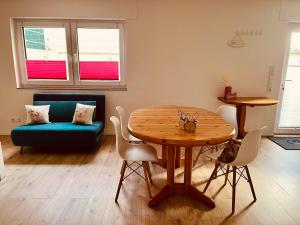 a living room with a table and a couch at Ferienwohnung Moselverliebt in Schweich