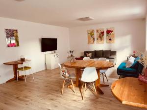 a living room with a table and a couch at Ferienwohnung Moselverliebt in Schweich