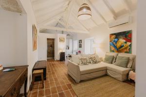a living room with a couch and a table at Azenha da Duquesa in Sintra