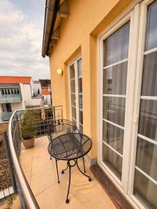 a patio with a table and a balcony at Villa Viktoria 1 - Apartments - City center in Ingolstadt