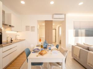 a white table and chairs in a living room at SPA & RELAX Aesthetic Apartment 50m dal mare in Monopoli