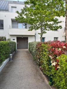 a walkway in front of a white building at Appartement Sautron in Sautron