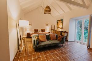 a bedroom with a bed and a couch at Azenha da Duquesa in Sintra