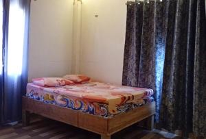 a small bed in a room with a curtain at Palmeras de Miramar in Miramar