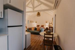 a living room with a couch and a table at Azenha da Duquesa in Sintra