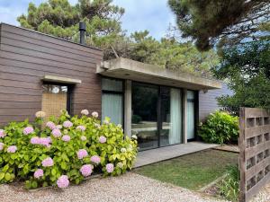 a small house with pink flowers in front of it at CASA HORTENSIAS in Quequén