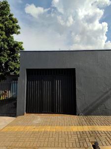 a large black garage door on a building at Espaço aconchegante ótima localização in Foz do Iguaçu