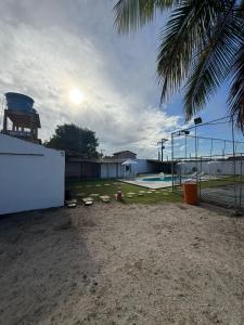 a volley ball court with a volley ball court at Bahia Executivo Pousada in Zeca