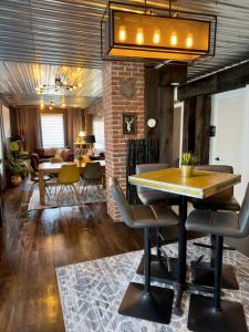 a dining room with a table and chairs at L'Industriel in Drummondville
