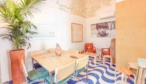 a dining room with a table and chairs at OSA - Stella - Garden Hostel with bar in Naples
