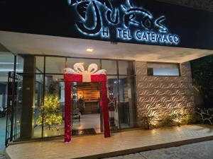 ein Schaufenster mit einem Weihnachtsbaum davor in der Unterkunft Hotel Juros in Catemaco