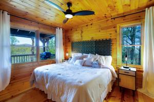 Katil atau katil-katil dalam bilik di Fresh Mountain Air HotTub Mountain Views 2 King Suites Fire Pit +80 gambar