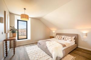 a bedroom with a large bed and a window at Villa Flora in Colares