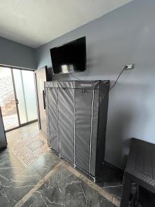 a room with a tv on the corner of a wall at Casa tequila club jacuzzi 4 in Arandas