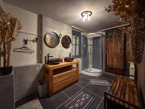 ein Badezimmer mit Badewanne, Waschbecken und Spiegeln in der Unterkunft Cochem in Cochem + 22 Fotos