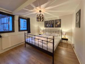ein Schlafzimmer mit einem Bett und einem Kronleuchter in der Unterkunft Cochem in Cochem