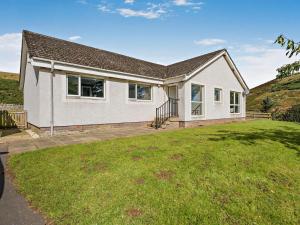 a house with a large lawn in front of it at 5 Bed in Dunbar oc-94334 in Dunbar