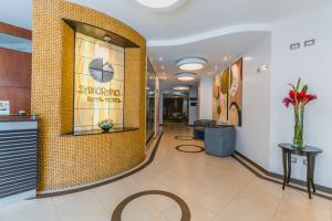 a lobby with a waiting area with a wall at Zamorano Real Hotel in Loja