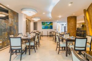 a dining room with tables and chairs at Zamorano Real Hotel in Loja