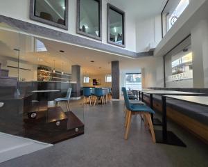 a room with a bar with chairs and tables at Parque del Lago Boutique Hotel in San José