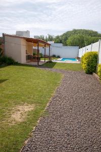 a backyard with a house and a swimming pool at Duplex Mi Lar in Termas de Río Hondo