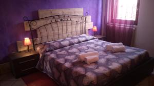 um quarto com uma cama com duas toalhas em Marconi Rooms and Apartments em Verona